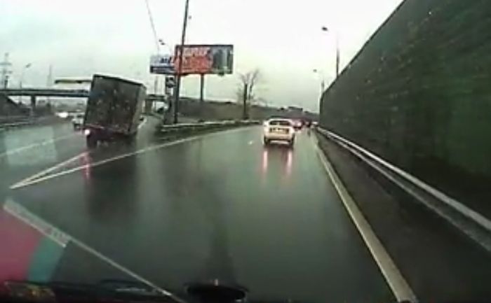 Kamion skoro izletio s ceste!