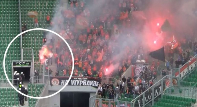 59cf578b8924155f92d236307362633c XL Utakmica u Poljskoj redar sa bacačem plamena vs navijač xD